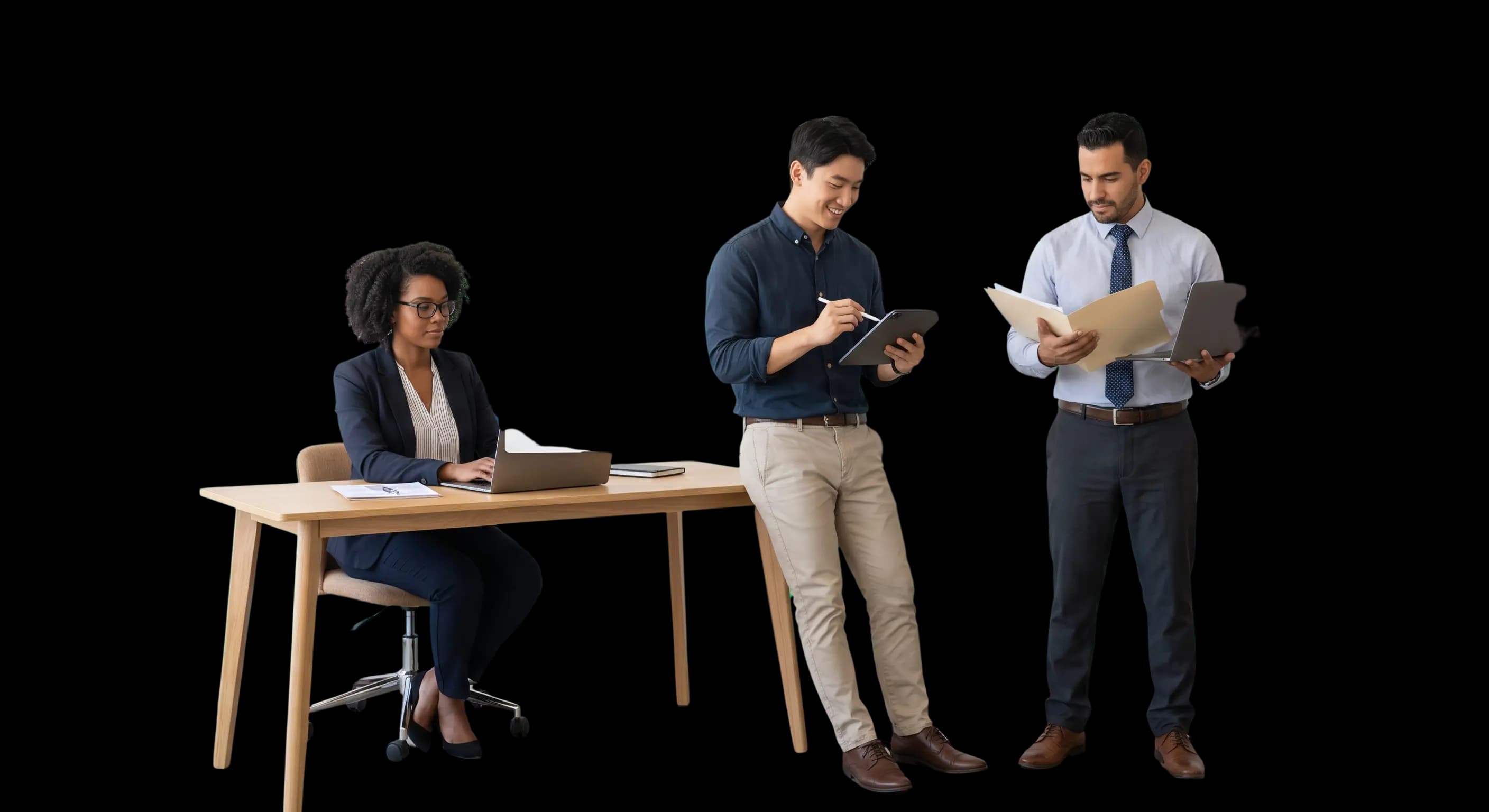 Equipo revisando documentos y evaluando postulaciones